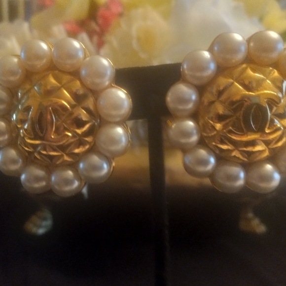 CHANEL VINTAGE CLIP EARRINGS - Picture 3 of 3